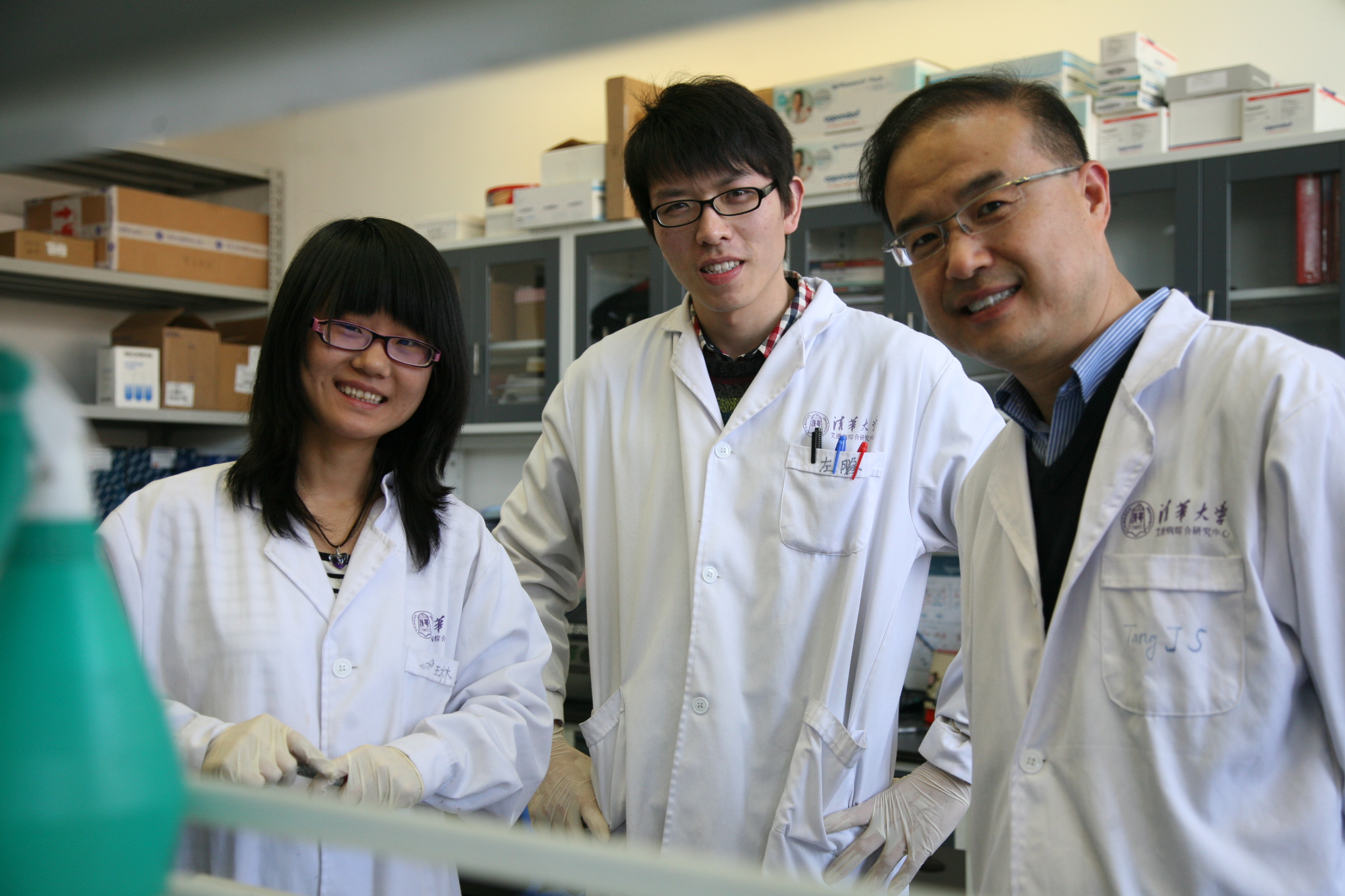 张林琦教授与学生合影 清华大学基础医学系主任、病毒研究所所长张林琦